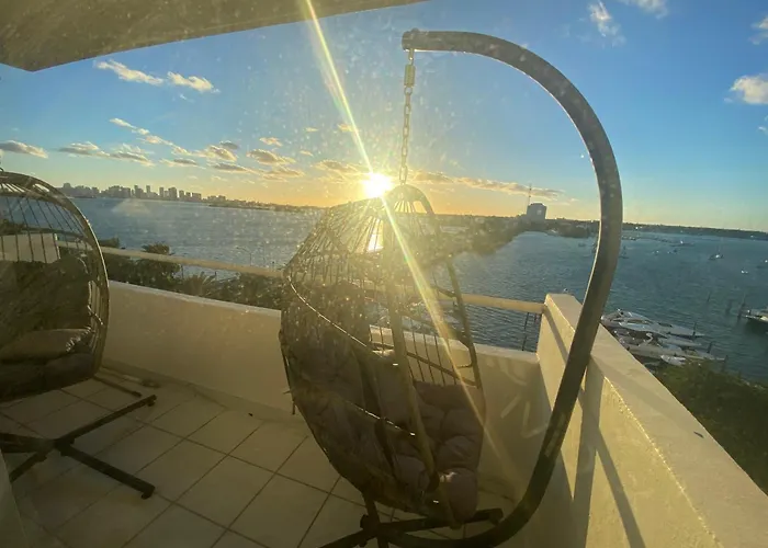 Panoramic Luxurious Waterfront One Bedroom Apartment With Miami Skyline View Free Parking 5Min Drive To Miami Beach